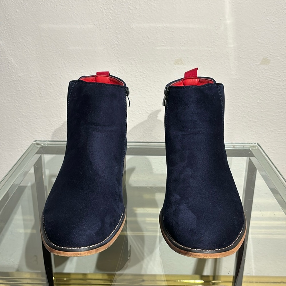 Tayno 11 dark blue Chelsea boot. Man made upper and soul. Worn once.